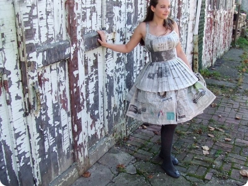 Изготовление платья из газет и салфеток своими руками