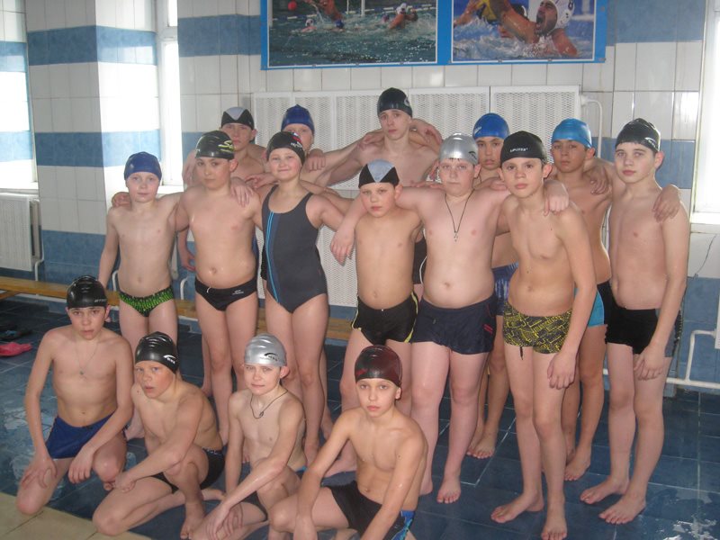 Мальчики в школьных раздевалках. Мальчики в раздевалке бассейна. Школьники пловцы. Мальчики в бассейне в лагере. Школьники в бассейне.