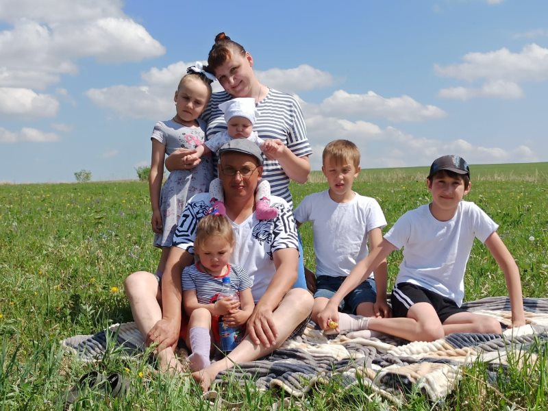 Многодетные командировка. Многодетная семья. Многодетная семья в деревне. Многодетная семья в России. Фотосессия многодетной семьи.