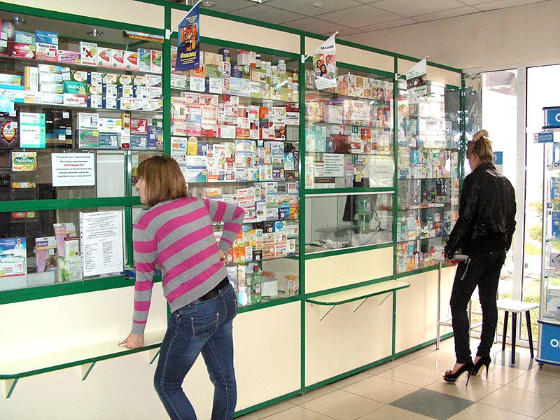 Аптекарь поиск лекарств. Выкладка лекарств в аптеке. Аптечная витрина. Выкладка лекарственных препаратов в аптеке на витрине. Красивые витрины аптек.