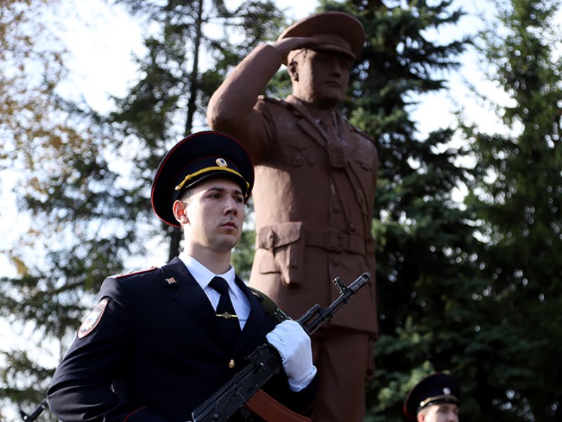 Строитель белгородская новости сегодня. Памятник милиционеру. Памятник милиционеру в Белгороде. Милиционер. Полиция города Строитель.