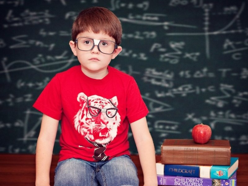 He is among his classmates. Самоизучение ребенок. Фото дети учат Тору. Encyclopedia about everything for children.