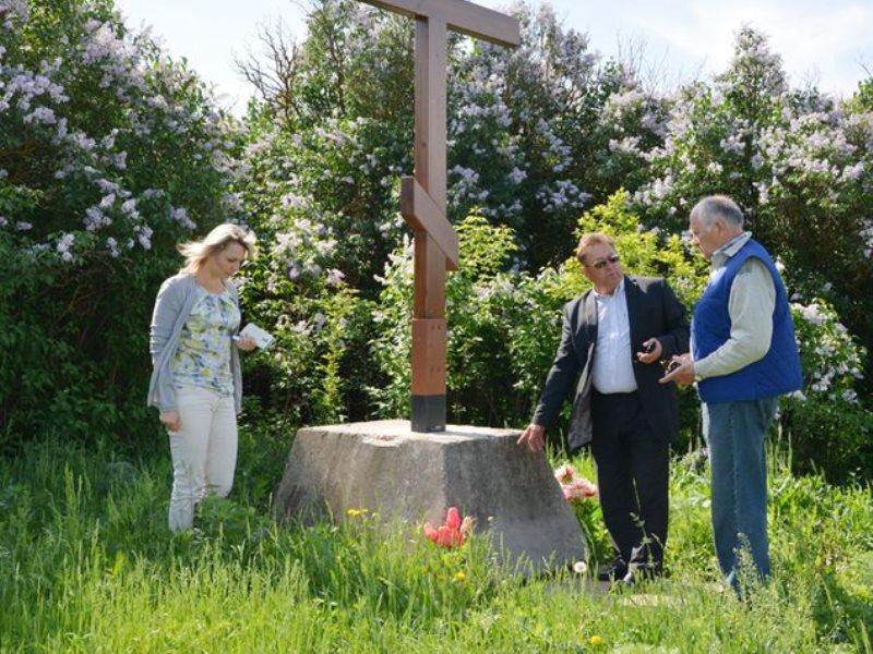 Погода село дворянское. Колено Екатериновский район Саратовская область. Село колено Екатериновского района. Школа село колено Екатериновский район. Церковь в селе колено Екатериновский район.