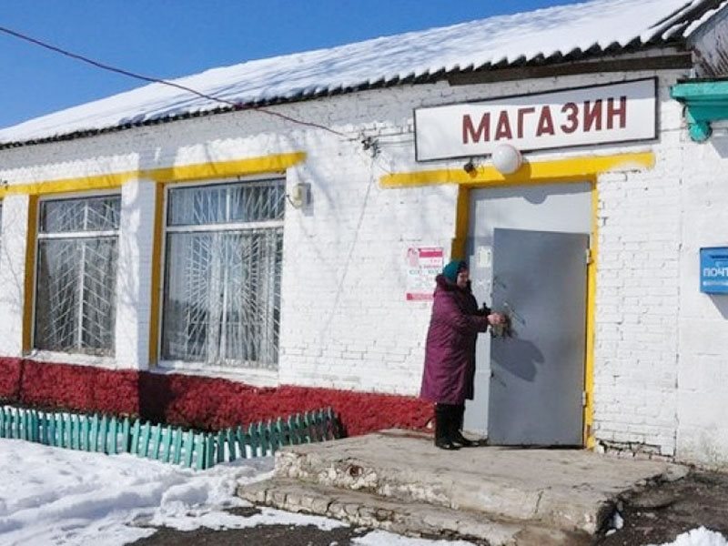 Фото магазина зимой. Здание сельского магазина. Сельский магазин снаружи. Сельский магазин зимой. Закрытый магазин в деревне.