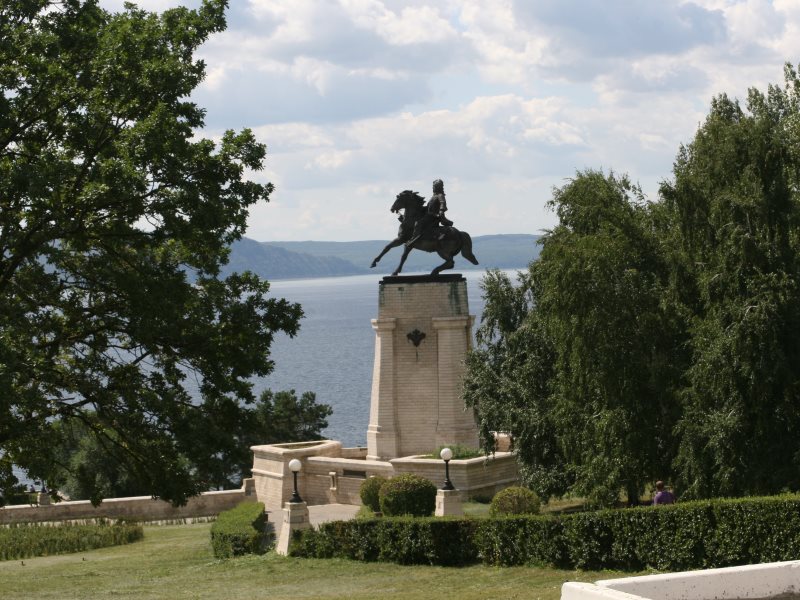 Памятник татищеву в тольятти фото