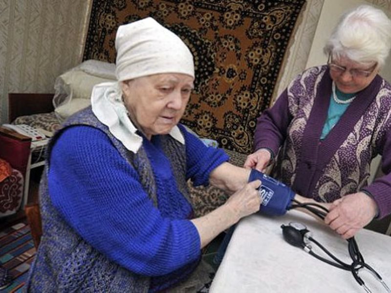 Работа для женщин чкаловский. Помощь старикам волонтеры. Фото помощь пожилым людям. Для пенсионеров занятия в Тюмени. Волонтер и бабушка.