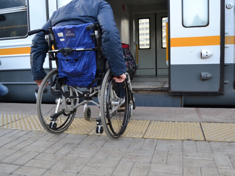 Скидка инвалидам 2 группы на жд. Доступная среда для инвалидов. Транспорт для инвалидов. Недоступная среда для инвалидов. Маломобильные люди.