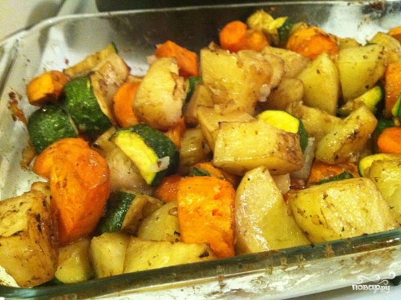 Рецепт картошки в духовке с морковью. Картошка с овощами в духовке. Картошка с овощами в духовк. Запеченная картошка с овощами в духовке. Мясо с овощами в духовке.