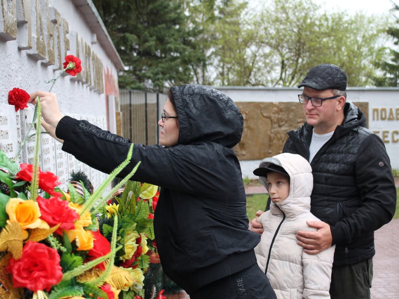 Сценарий митинга возле памятника на 9 мая. 9 Мая Гороховец. 9 Мая традиции митинги. Село Рогуличный. 9 Мая.. Красногор Цомаев мая9.