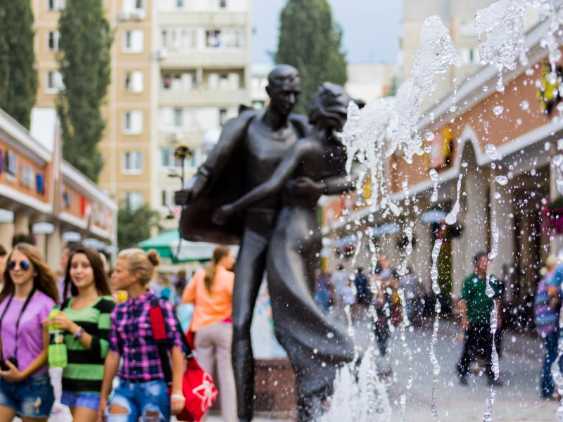 Бульвар роз. Бульвар роз Саратов. Танцующая пара бульвар роз. Бульвар роз фонтаны. Энгельс Саратовская область бульвар роз.