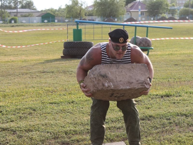 Ли силач. Деревенский силач. Богатырь силач. Камень силач.