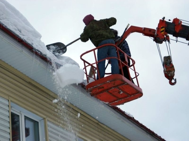Очистка дома от снега. Очистка крыш от снега. Чистка кровли. Для очистки кровли от снега. Работы по очистке крыши от снега.