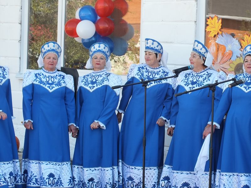 Погода астраханская черноярский старица. Старица Астраханская область. Село Старица. Школа села Старица Астраханская область. Ансамбль Волжанка на дне села Астраханская.