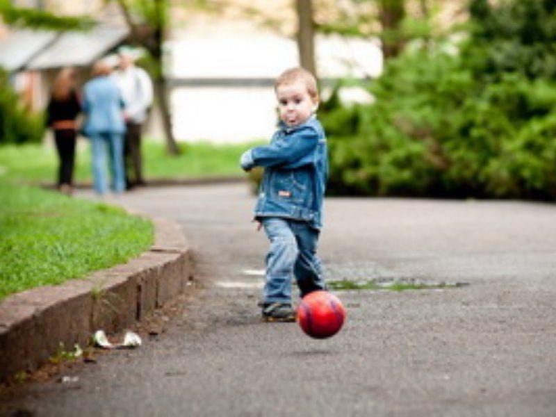 Дети играющие на дороге. Дети на дороге. Мяч на дороге. Ребенок с мячом на дороге. Дети играют на улице.