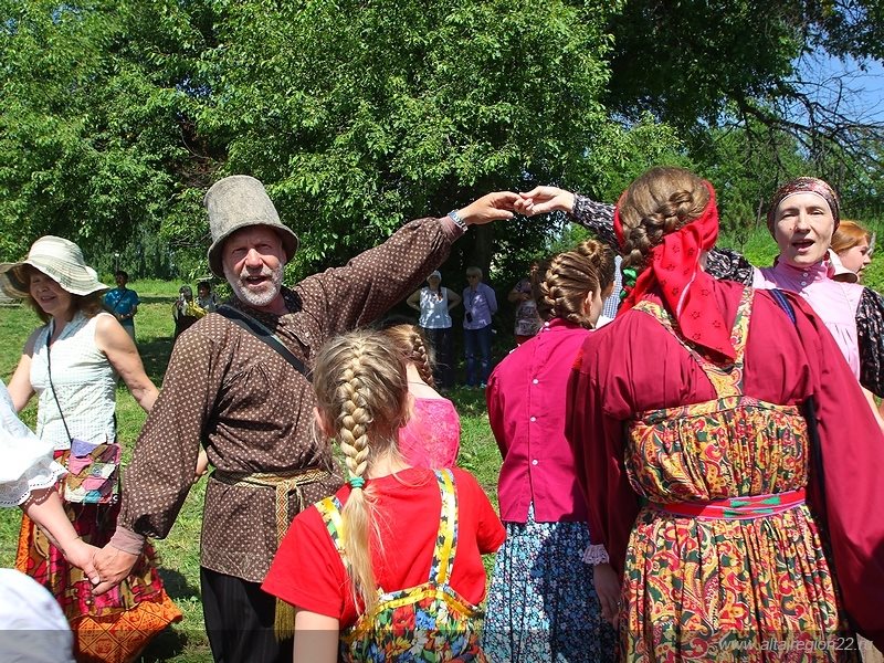 Фестиваль день культур. Алтай хоровод. Национальный праздник Алтайского края. День России на бирюзовой Катуни 2023. Виды традиционных фестивалей в России.