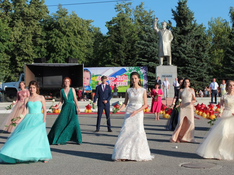 Троица в ковылкино 2024. Ковылкино Центральная площадь. Ковылкино выпускной. День города Ковылкино. Школа искусств Ковылкино.