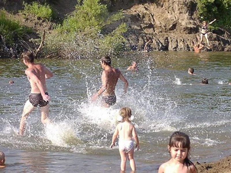 Купаться начаться. Дети купаются в озере. Лето на пруду дети купаются. Топлесс детский водоем.