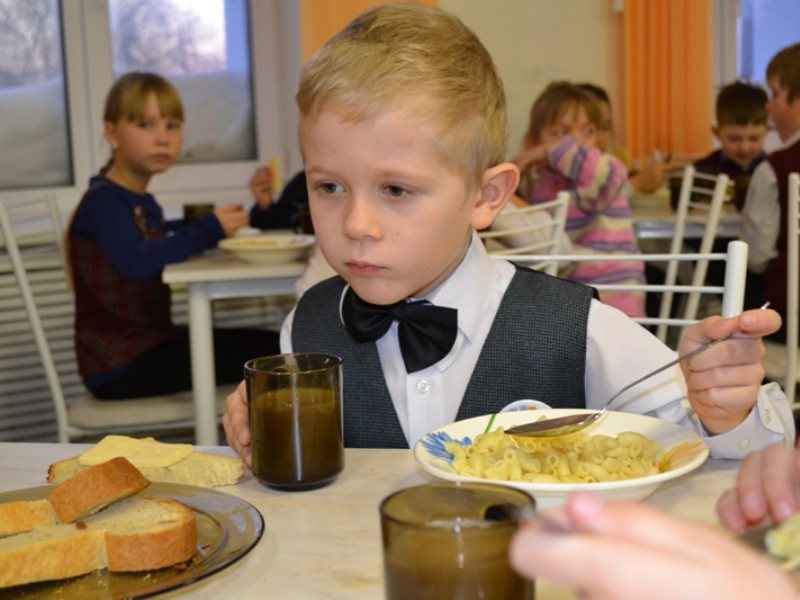 В пятницу в столовой нашей голубь лакомился кашей