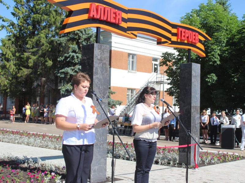 Погода в калининске саратовской. Аллея героев в Калининске. Аллея героев Калининск Саратовская область. Дворец культуры Калининск Саратовская область. Калининск аллея героев Каковкин.