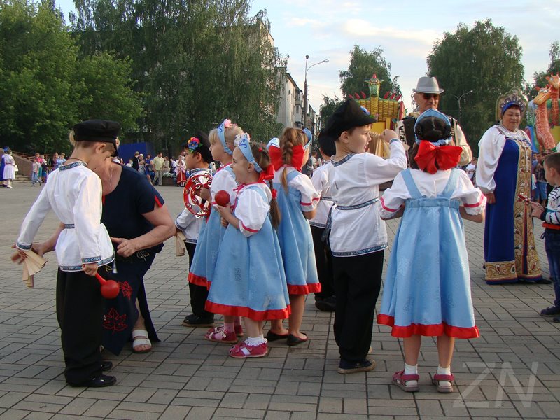 Погода решетиха володарского. Решетиха Володарский район. День поселка в июле. Решетиха население.