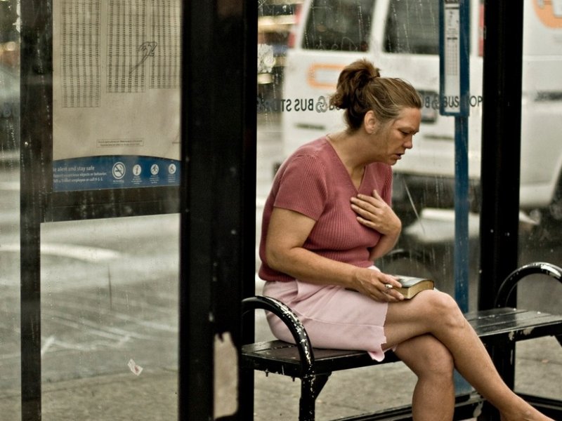 Тетке неожиданно. Остановка женщина. Женщина курит на улице. Девушка на остановке. Курящие женщины на улице.