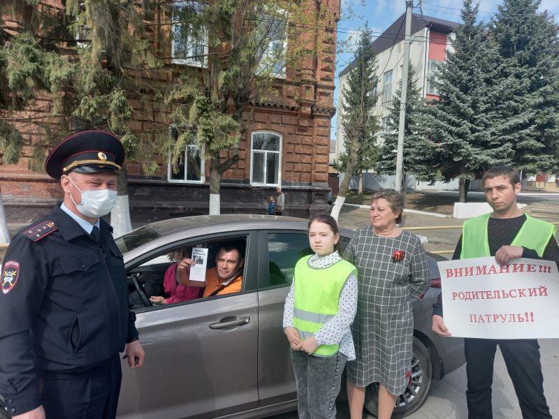Аткарские активисты вручили памятки водителям!