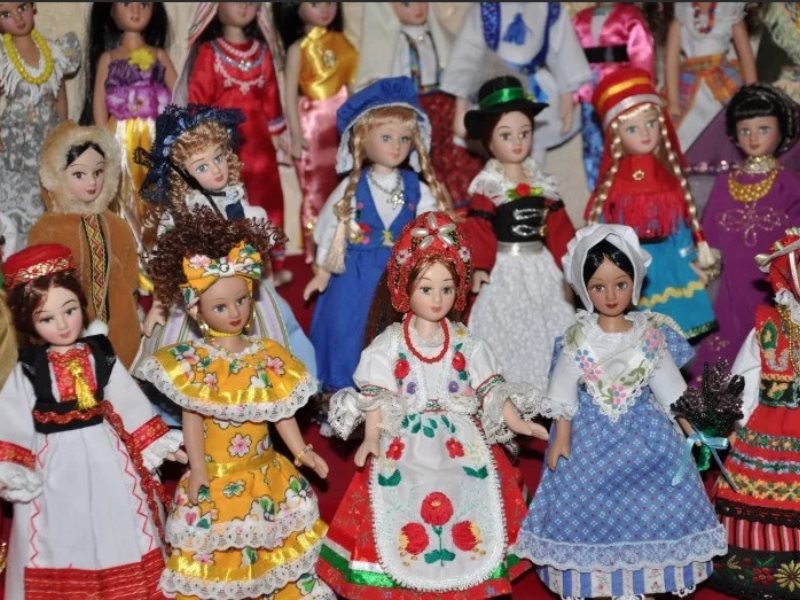 Кукла в русском национальном костюме.