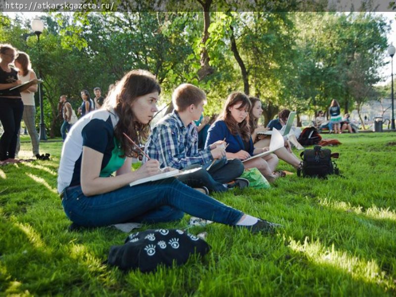 Школа на свежем воздухе. Пленэр в парке. Студенты в парке. Парк для подростков на открытом воздухе. Уроки на свежем воздухе.
