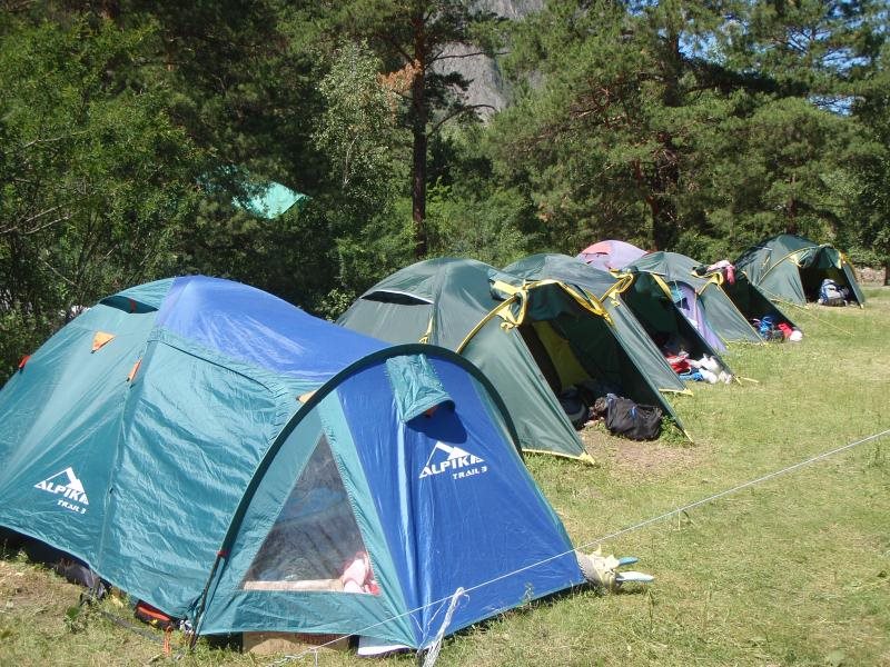 Camp price. Кобулети кемпинг. Палаточный кемпинг. Кемпинг стоянка для палаток. Лагерь с палатками.