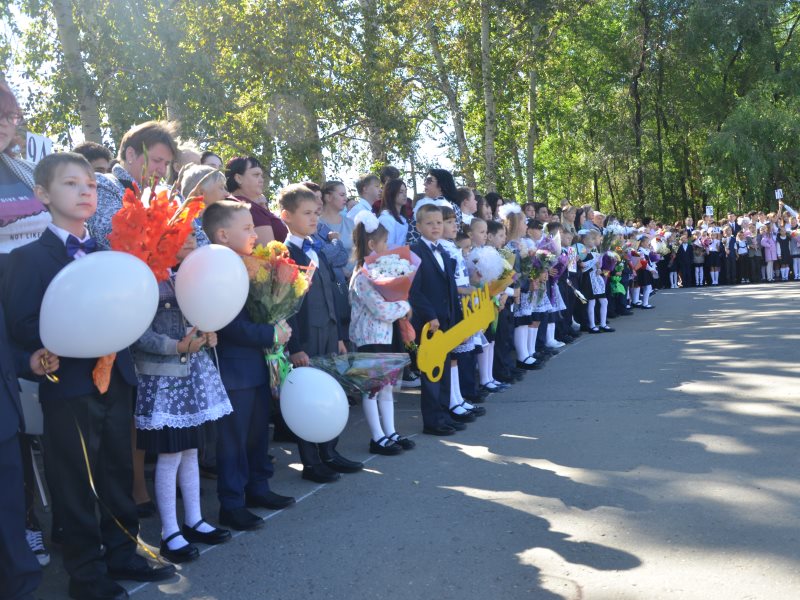 Сентябрь 14 года. Фото день знаний в школе. Фотографии 1 сентября в школе. Традиции и праздники в школе. 1 Сентября 2022 с праздником.