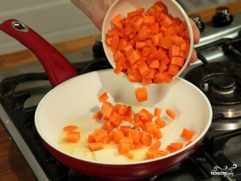 Морковь тушеная с яблоками. Морковь тушенная с яблоками. Морковь тушить в сковороде. Оранжевый ужин.