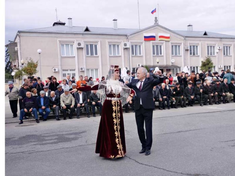 Погода эльхотово по часам. Село Эльхотово Северная Осетия. Эльхотово 1999. Эльхотово Северная Осетия Эльхотово. Эльбрус Гутиев Эльхотово.