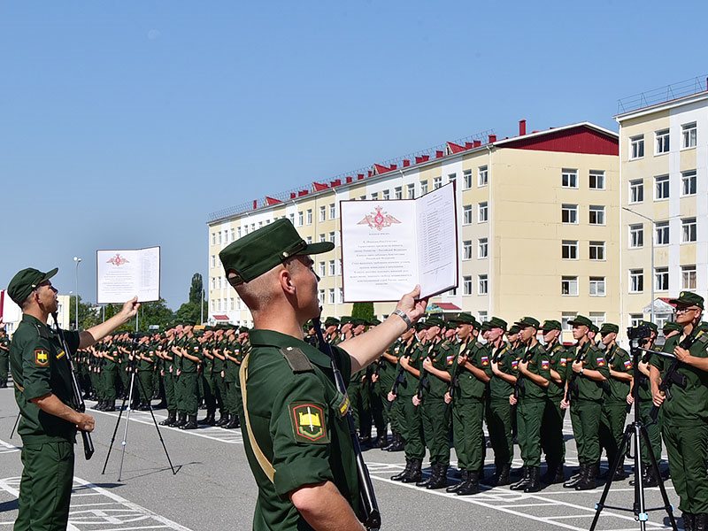 Белгородская областная Дума — Сергей Литвинов поздравил белгородских курсантов с принятием присяги