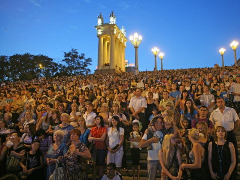 Население волгограда. Волгоград население. Волгоград люди. Населения города Волгогра. Жители Волгограда фото.