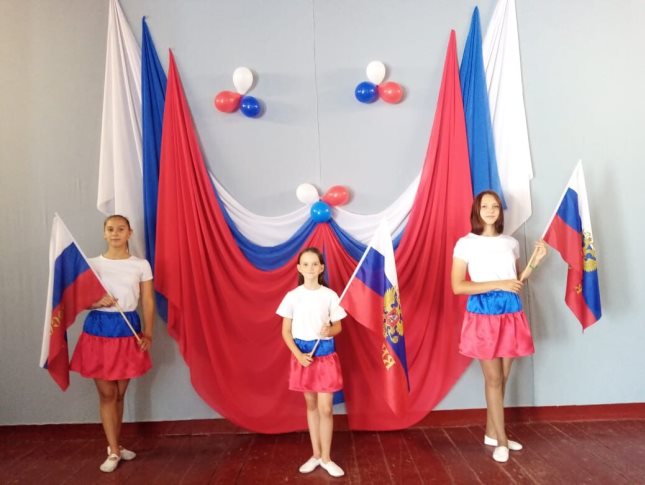 Дети в Комсомольском парке посетили мастер-класс и узнали историю флага России