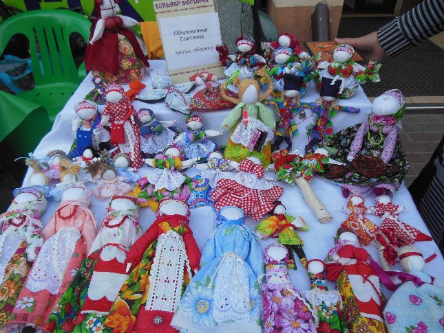 Дети в Тарбагатае сделали куклы-обереги для участников СВО